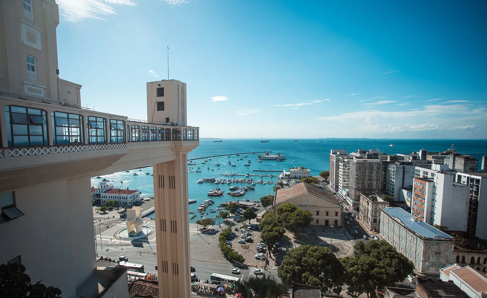 Vista do Elevador Lacerda e da Baía de Todos-os-Santos em Salvador