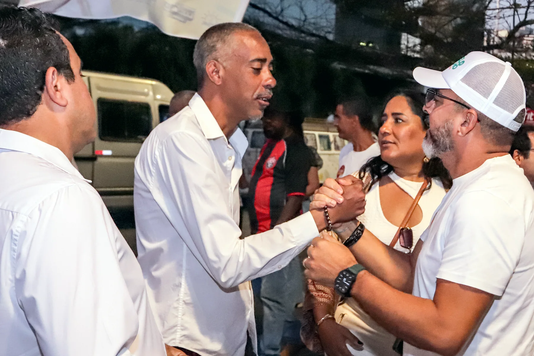 Marcelo Carvalho cumprimenta apoiadores durante encontro da campanha