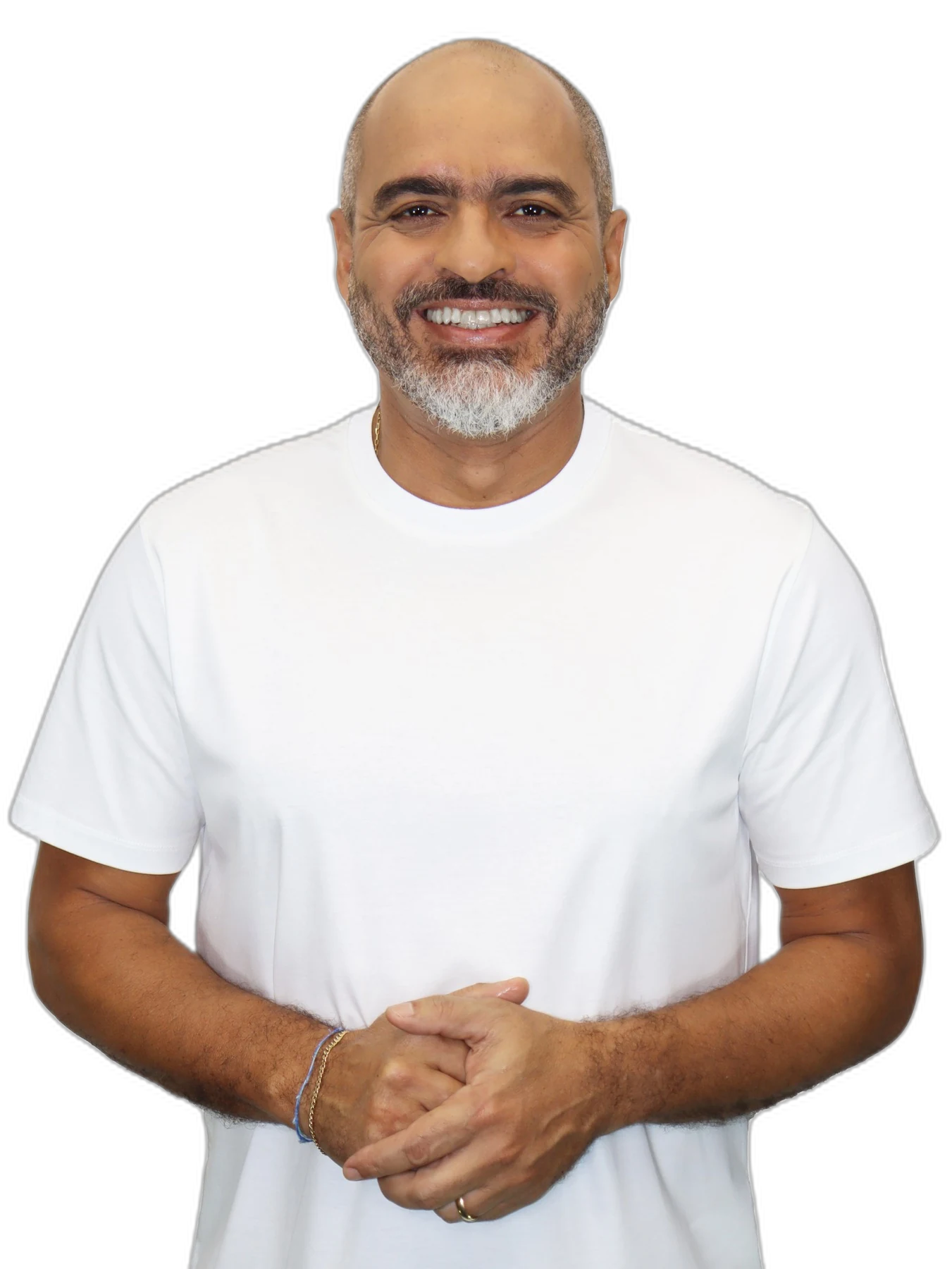 Marcelo Carvalho, candidato ao Senado pela Bahia, sorrindo e com as mãos unidas
